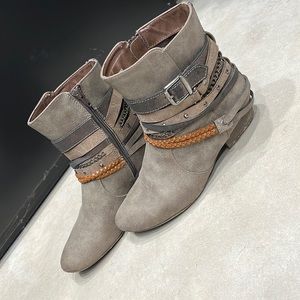 Size 7 Gray/Brown Booties